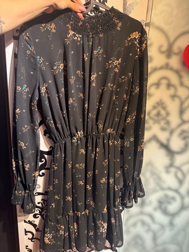 Vestito nero con fiori