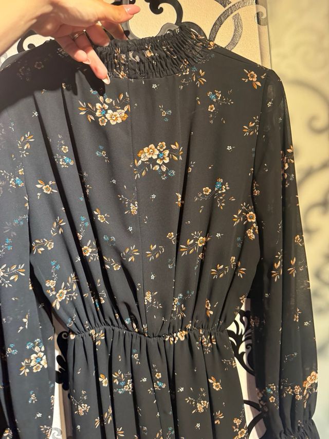 Vestito nero con fiori