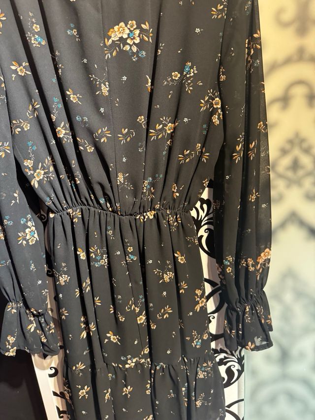 Vestito nero con fiori