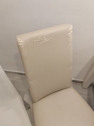 Mesa y 4 Sillas con Fundas Blancas. 