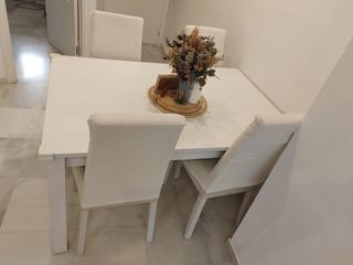 Mesa y 4 Sillas con Fundas Blancas. 