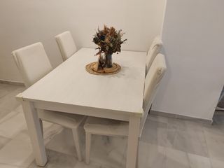 Mesa y 4 Sillas con Fundas Blancas. 