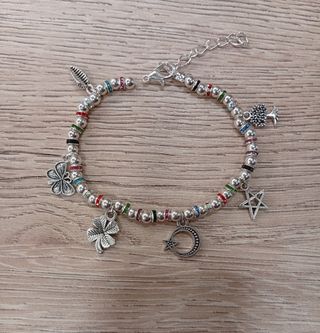 Pulsera plateada con colgantes de la suerte