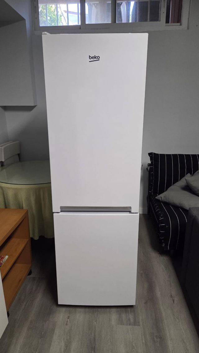 Urge venta -Nevera combi Beko RCSA270K30WN Blanco