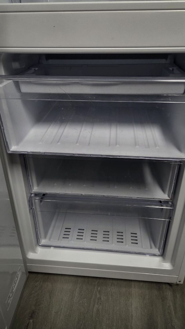 Urge venta -Nevera combi Beko RCSA270K30WN Blanco