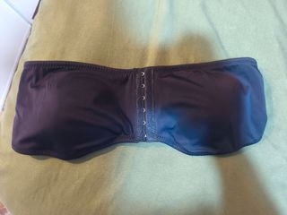 Sujetador negro sin tirantes con cierre frontal