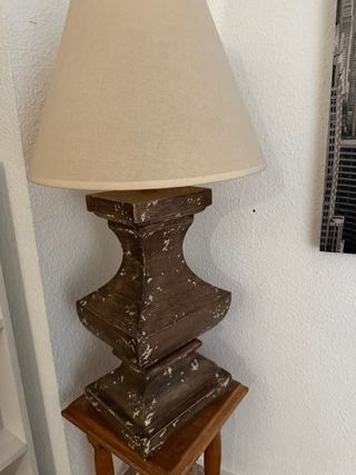 Lámpara de mesa de madera