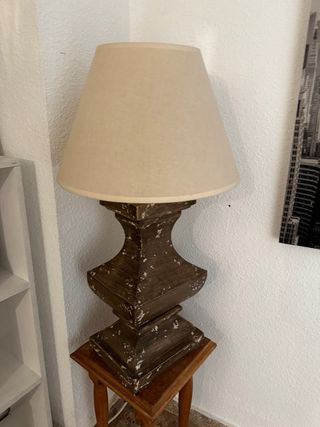 Lámpara de mesa de madera