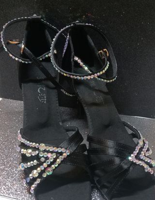 Zapatos de baile con pedrería
Talla 41