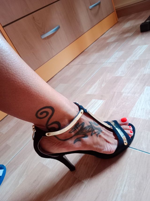 Sandalias de tacón negras y doradas