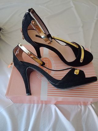 Sandalias de tacón negras y doradas