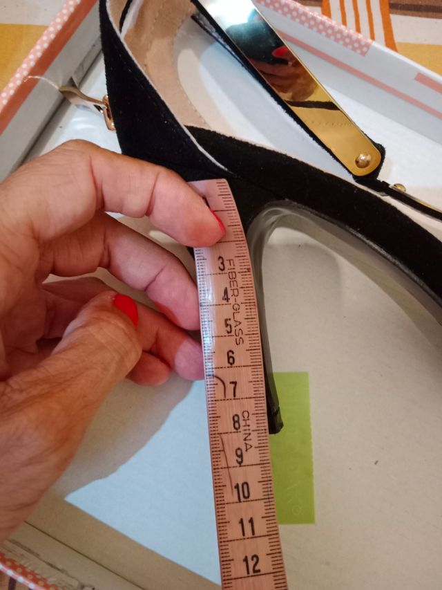 Sandalias de tacón negras y doradas