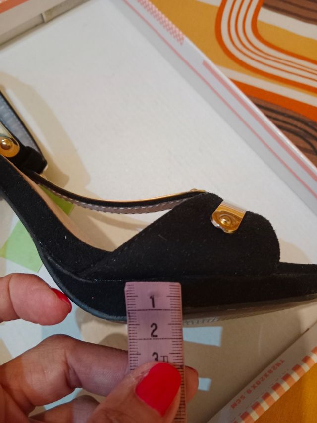 Sandalias de tacón negras y doradas