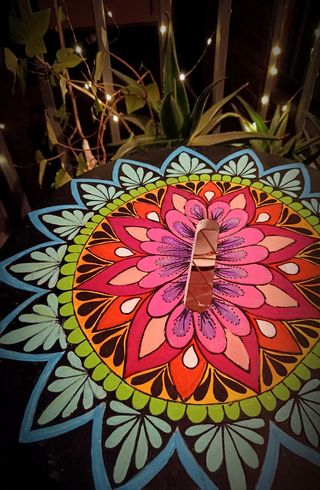 Mesa redonda decorada estilo mandala