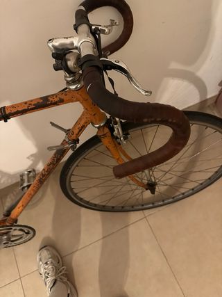 Bicicleta de carretera vintage naranja