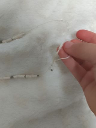 Collares blancos de caucho con detalles plateados