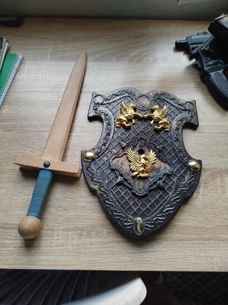 Escudo y espada medievales de juguete