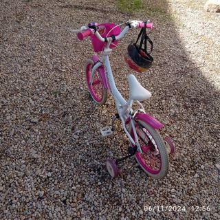 Bicicleta infantil rosa con cesta