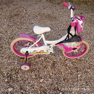 Bicicleta infantil rosa con cesta