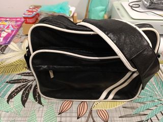 Bandolera negra con detalles blancos