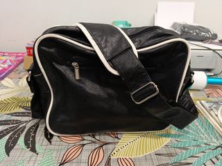 Bandolera negra con detalles blancos