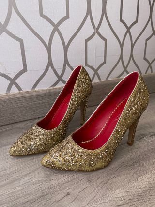 Tacones dorados brillantes para fiesta