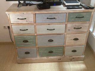 Mueble de madera con cajones de colores