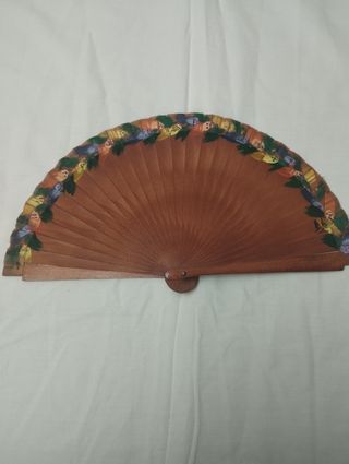 Abanico de madera pintado a mano
