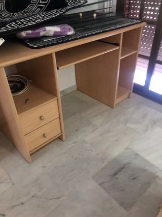 Escritorio de madera marrón