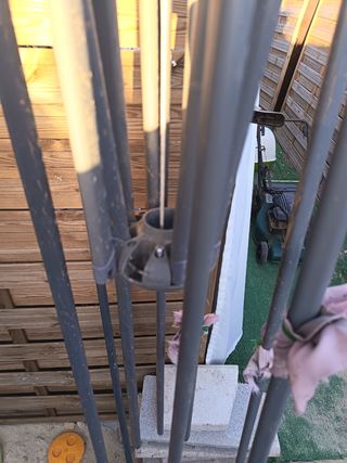 Sombrilla abatible de metal gris