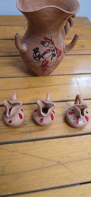 Brocca in ceramica marrone e rossa