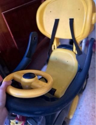 Cochecito infantil con peluche de abeja