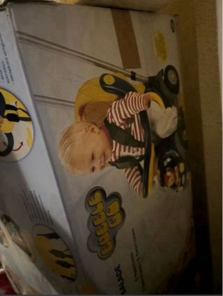 Cochecito infantil con peluche de abeja