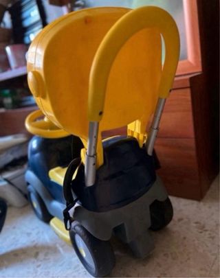 Cochecito infantil con peluche de abeja