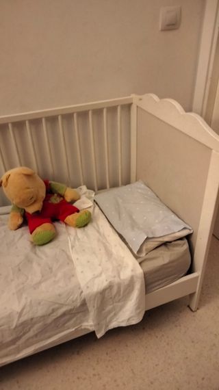 Cuna IKEA Hensvik con regalo