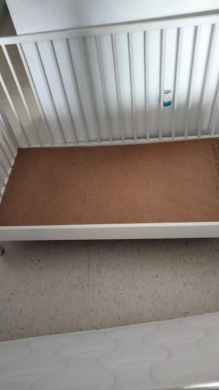 Cuna IKEA Hensvik con regalo