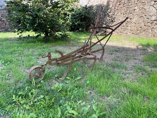 Arado antiguo de hierro