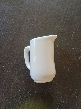 Mini bricco per latte in porcellana bianca.