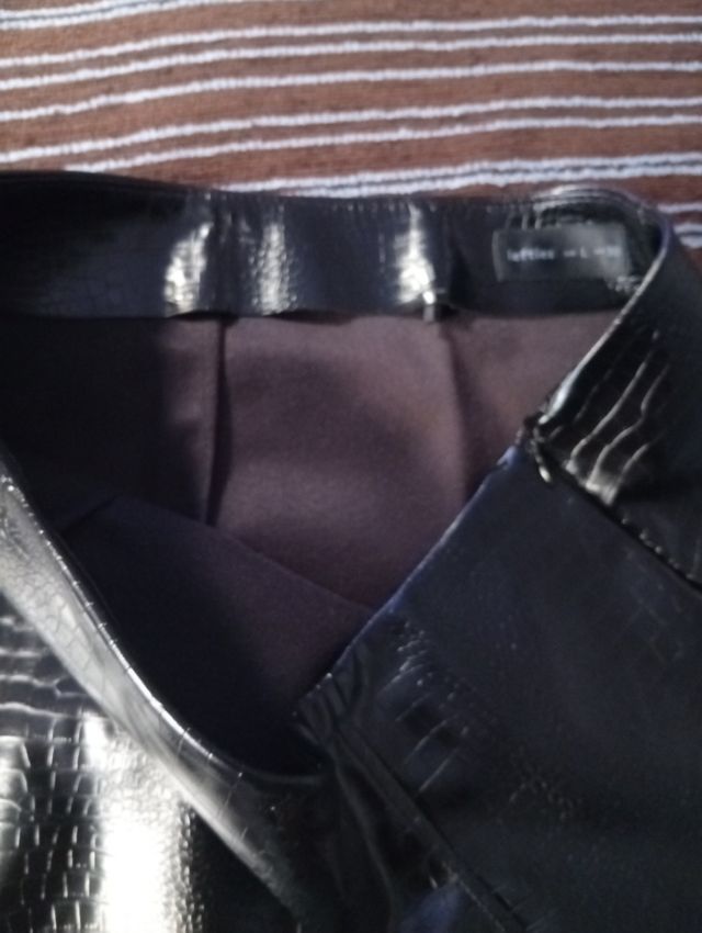 Falda efecto piel negra