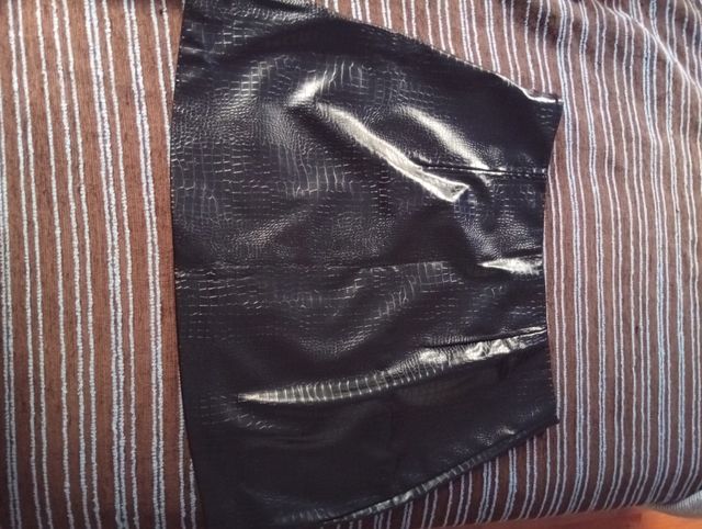 Falda efecto piel negra