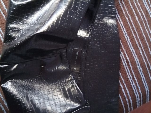 Falda efecto piel negra