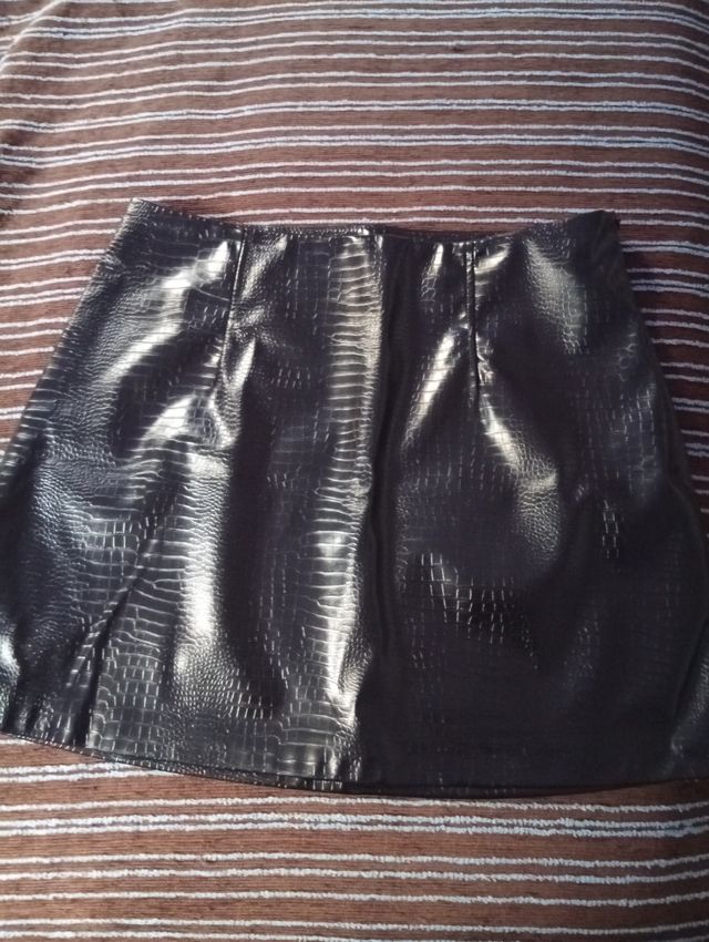Falda efecto piel negra