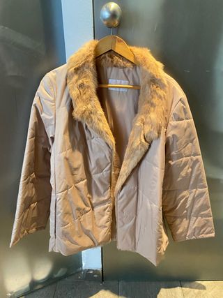 Gabardina acolchada beige con cuello de pelo