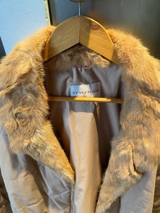 Gabardina acolchada beige con cuello de pelo