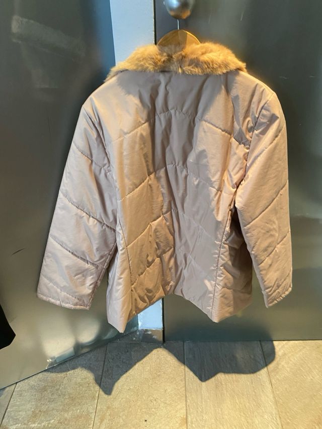 Gabardina acolchada beige con cuello de pelo