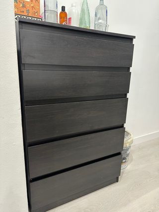 Cómoda de madera oscura