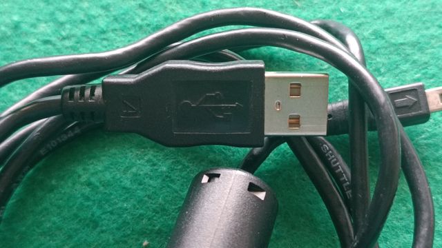 Cable USB A ⟷ Mini-USB B (5 pines) con ferrita