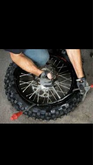 montaje de cubiertas para motos enduro y cross