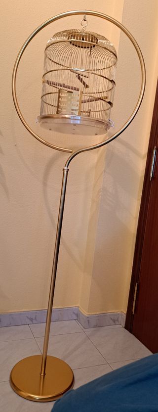Jaula para pájaros con soporte dorado