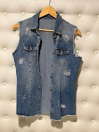 Chaleco vaquero desgastado